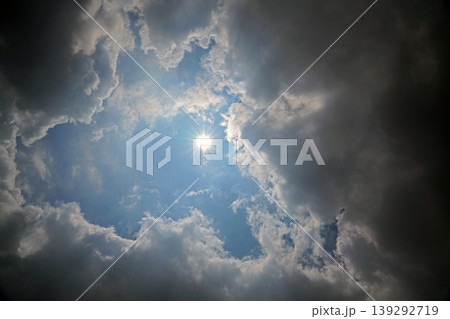 太陽に照らされて黒く見える雲 本当は青空 139292719