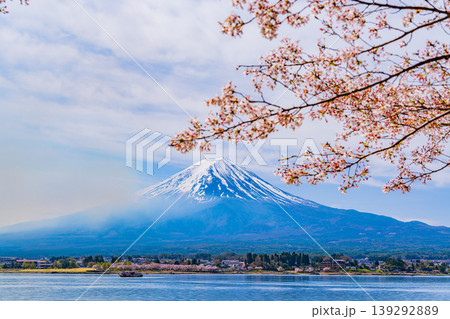 (山梨県)河口湖・湖畔の桜と富士山 (山梨県)河口湖・湖畔の桜と富士山 139292889