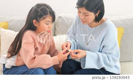 絆創膏を貼る 怪我 イメージ 絆創膏を貼る 怪我 イメージ 139293043