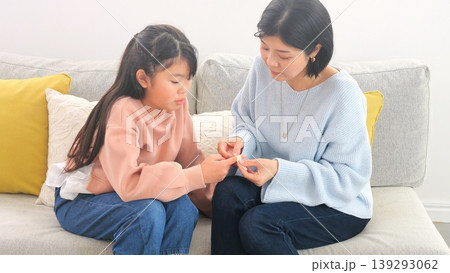 絆創膏を貼る 怪我 イメージ 139293062