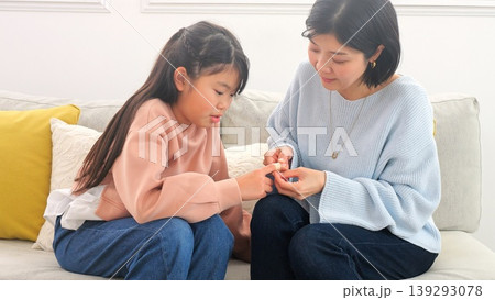 絆創膏を貼る 怪我 イメージ 139293078