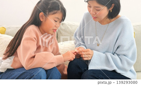 絆創膏を貼る 怪我 イメージ 139293080