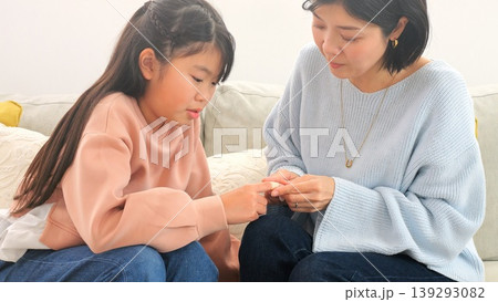 絆創膏を貼る 怪我 イメージ 139293082