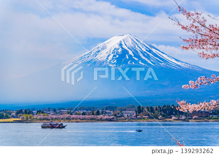 (山梨県)桜咲く河口湖・遊覧船と富士山 (山梨県)桜咲く河口湖・遊覧船と富士山 139293262