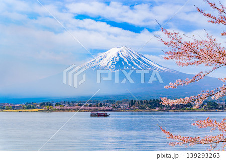 (山梨県)桜咲く河口湖・遊覧船と富士山 (山梨県)桜咲く河口湖・遊覧船と富士山 139293263