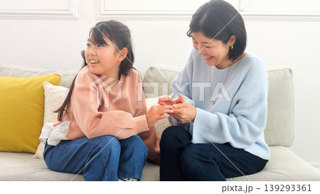 絆創膏を貼る 怪我 イメージ 139293361