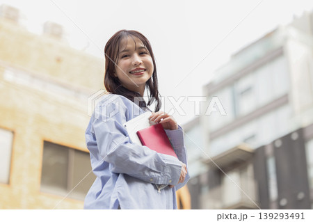ノートパソコンを持つ笑顔の若い女性 ノートパソコンを持つ笑顔の若い女性 139293491