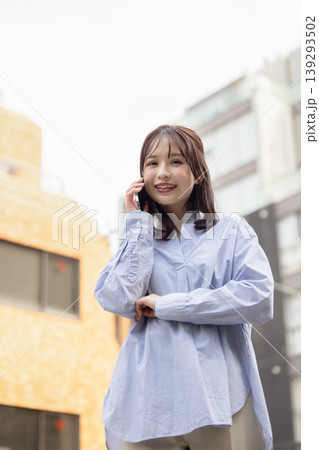 電話をする女性 139293502