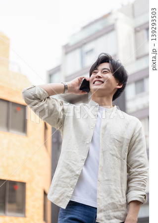 電話をする男性 139293503