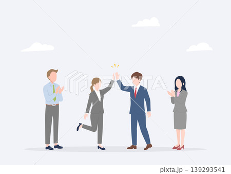 ハイタッチして喜ぶ新人社員と、拍手で称える先輩社員 ハイタッチして喜ぶ新人社員と、拍手で称える先輩社員 139293541