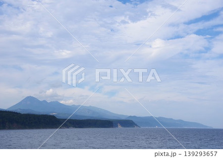 北海道羅臼町 峯浜パーキングから知床連山方面を望む 北海道羅臼町 峯浜パーキングから知床連山方面を望む 139293657