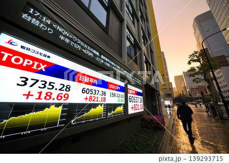 日本の東京都市景観初6万円突破・6万0537円36銭・株価/終値。半年で6万台と史上最速の大台替わり 日本の東京都市景観初6万円突破・6万0537円36銭・株価/終値。半年で6万台と史上最速の大台替わり 139293715