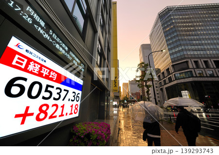 日本の東京都市景観初6万円突破・6万0537円36銭・株価/終値。半年で6万台と史上最速の大台替わり 日本の東京都市景観初6万円突破・6万0537円36銭・株価/終値。半年で6万台と史上最速の大台替わり 139293743