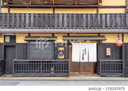 京都　花見小路　祇をん　豆寅（歌舞練場の真向かいに構える料亭）豆皿懐石 139293978