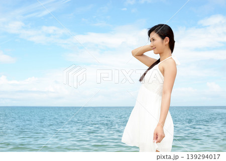 海を眺める女性 139294017