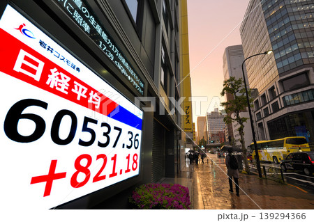 日本の東京都市景観初6万円突破・6万0537円36銭・株価/終値。半年で6万台と史上最速の大台替わり 日本の東京都市景観初6万円突破・6万0537円36銭・株価/終値。半年で6万台と史上最速の大台替わり 139294366