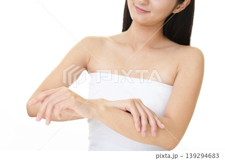 スキンケアをする女性 スキンケアをする女性 139294683