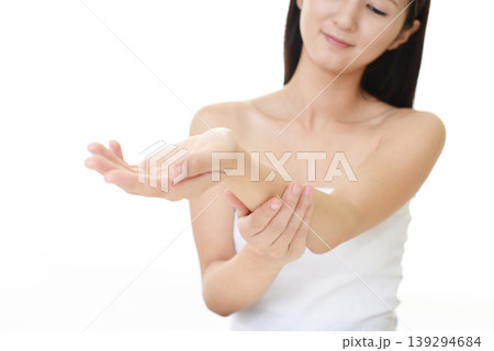 スキンケアをする女性 スキンケアをする女性 139294684