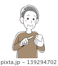 スマホを操作しているシニア男性 139294702