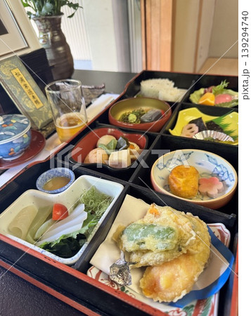 故人への陰膳。彩り豊かな一周忌の精進料理(お膳) 故人への陰膳。彩り豊かな一周忌の精進料理(お膳) 139294740