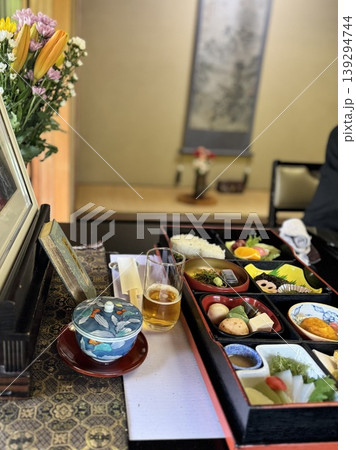 故人への陰膳。彩り豊かな一周忌の精進料理(お膳) 故人への陰膳。彩り豊かな一周忌の精進料理(お膳) 139294744