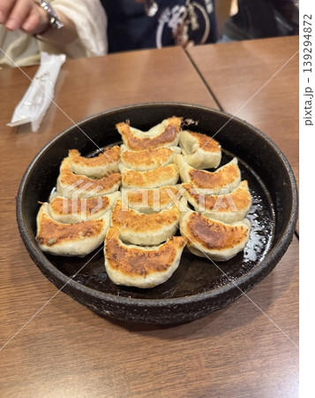 博多名物。鉄なべ中洲であい橋店のカリッと香ばしい「鉄なべ餃子」 博多名物。鉄なべ中洲であい橋店のカリッと香ばしい「鉄なべ餃子」 139294872
