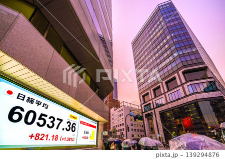 日本の東京都市景観初6万円突破・6万0537円36銭・株価/終値。半年で6万台と史上最速の大台替わり 139294876