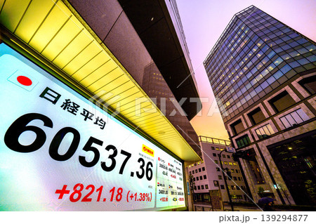 日本の東京都市景観初6万円突破・6万0537円36銭・株価/終値。半年で6万台と史上最速の大台替わり 日本の東京都市景観初6万円突破・6万0537円36銭・株価/終値。半年で6万台と史上最速の大台替わり 139294877