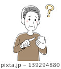 スマホを操作して疑問に思うシニア男性のイラスト 139294880