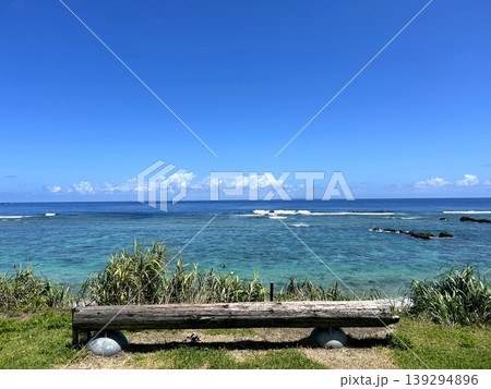 アダンビーチのベンチから見渡すエメラルドの海 アダンビーチのベンチから見渡すエメラルドの海 139294896