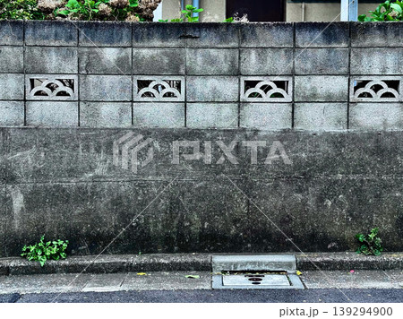 透かし模様が特徴的な日本の住宅街にある古いブロック塀 139294900