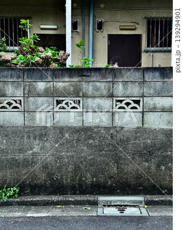 透かし模様が特徴的な日本の住宅街にある古いブロック塀 139294901