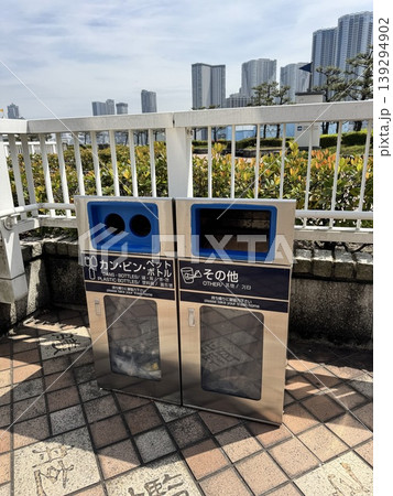 竹芝駅の分別ゴミ箱。ビル群を背景にした清潔感のある日本の公共スペース 竹芝駅の分別ゴミ箱。ビル群を背景にした清潔感のある日本の公共スペース 139294902