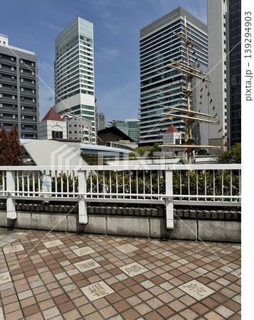 竹芝エリアの近代的なビル群と青空。ウッドデッキから望む東京ベイサイドの街並み 竹芝エリアの近代的なビル群と青空。ウッドデッキから望む東京ベイサイドの街並み 139294903