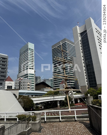 竹芝エリアの近代的なビル群と青空。ウッドデッキから望む東京ベイサイドの街並み 竹芝エリアの近代的なビル群と青空。ウッドデッキから望む東京ベイサイドの街並み 139294904