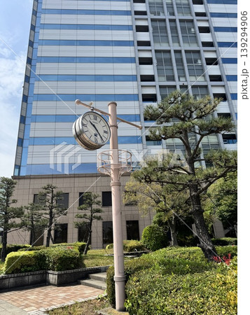 竹芝エリアの近代的なビル群と青空。ウッドデッキから望む東京ベイサイドの街並み 竹芝エリアの近代的なビル群と青空。ウッドデッキから望む東京ベイサイドの街並み 139294906