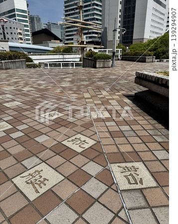 竹芝エリアの近代的なビル群と青空。ウッドデッキから望む東京ベイサイドの街並み 139294907