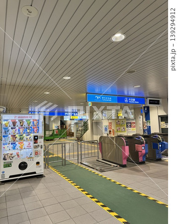 ゆりかもめ「竹芝駅」入口。青空と近代的なビル群が映える東京のベイエリア風景 ゆりかもめ「竹芝駅」入口。青空と近代的なビル群が映える東京のベイエリア風景 139294912