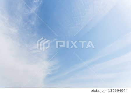 春の霞んだ空と雲01 春の霞んだ空と雲01 139294944