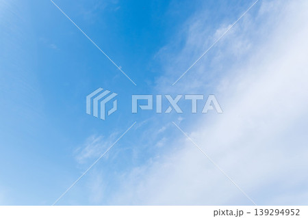 春の霞んだ空と雲09 139294952