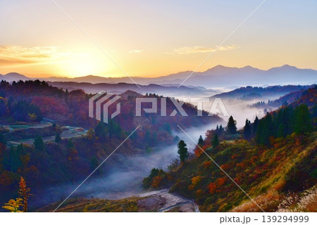 雲海朝焼越後三山市越後川口里山・越後三山夜明け 雲海朝焼越後三山市越後川口里山・越後三山夜明け 139294999