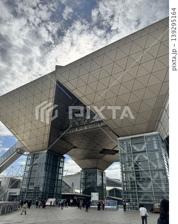 東京ビッグサイト（東京国際展示場）の独創的な建築と青空。イベント・ビジネスの拠点 139295164