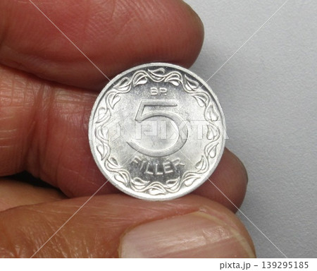 ハンガリーで1970年に発行された5フィレール硬貨 ハンガリーで1970年に発行された5フィレール硬貨 139295185