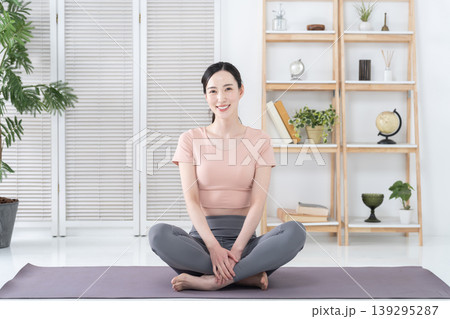 家でヨガをする女性 家でヨガをする女性 139295287