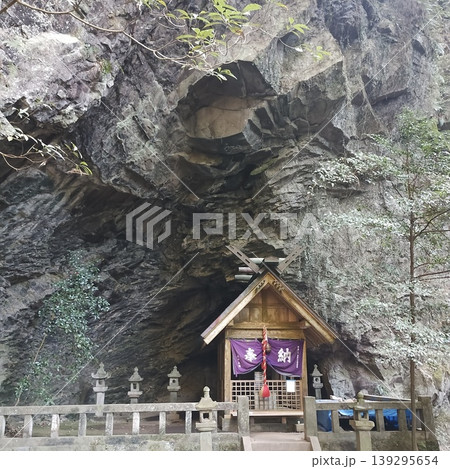 岩窟に鎮座する祠 139295654