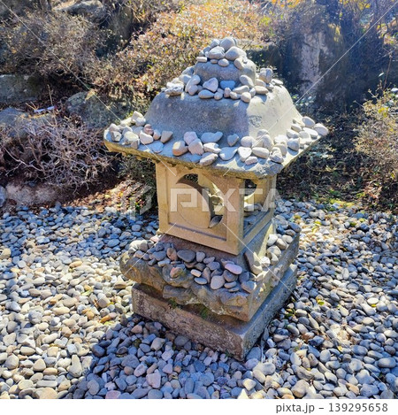 冬の庭園に佇む石灯籠 139295658