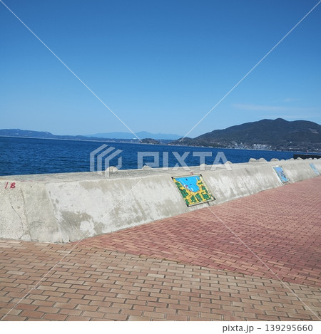 晴れた日の海と遊歩道 晴れた日の海と遊歩道 139295660