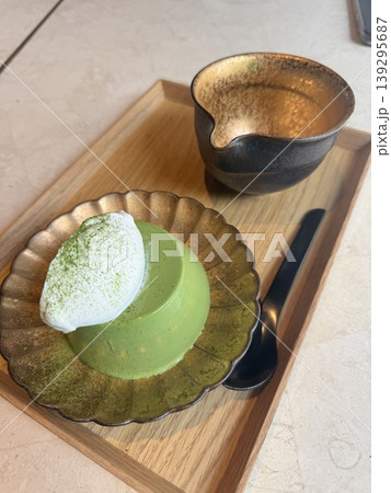 濃厚抹茶プリンのデザートプレート。ふんわりホイップクリームを添えた和カフェスイーツ 濃厚抹茶プリンのデザートプレート。ふんわりホイップクリームを添えた和カフェスイーツ 139295687
