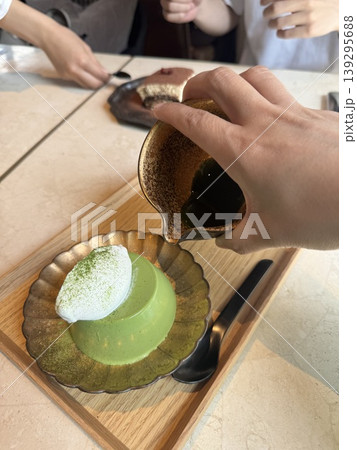 濃厚抹茶プリンのデザートプレート。ふんわりホイップクリームを添えた和カフェスイーツ 濃厚抹茶プリンのデザートプレート。ふんわりホイップクリームを添えた和カフェスイーツ 139295688