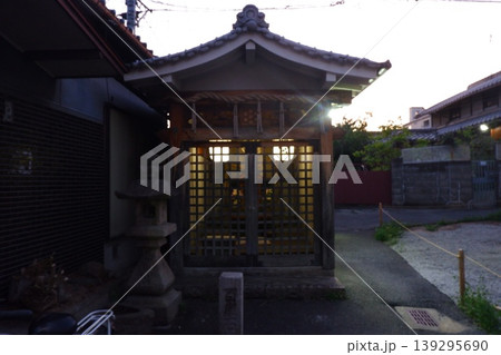 住宅街にあるお地蔵様 住宅街にあるお地蔵様 139295690